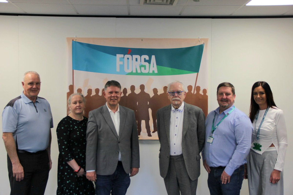 Today, renowned artist Robert Ballagh joined us in Fórsa HQ to launch a new banner! Honoured to have his work become part of our story. A union is our members, a united collective for workers' rights. Which is why you are at the heart of this new banner 💚💚
