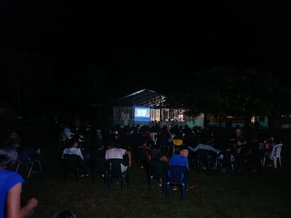 IdderV's tweet photo. El IdderVaupés y el Programa de Cultura con su líder de proceso @leandro_escultor y su grupo de apoyo lleva su actividad de 🎬Cine al Barrio a la Comunidad de San Javier.@gobernavaupes @IdderV @mincultura https://t.co/QYNRVUdwPL