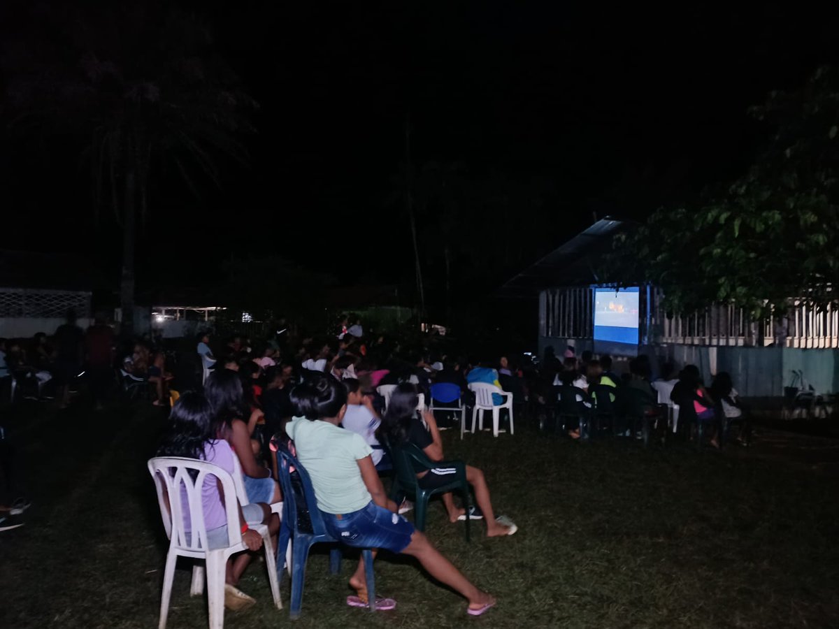 IdderV's tweet photo. El IdderVaupés y el Programa de Cultura con su líder de proceso @leandro_escultor y su grupo de apoyo lleva su actividad de 🎬Cine al Barrio a la Comunidad de San Javier.@gobernavaupes @IdderV @mincultura https://t.co/QYNRVUdwPL
