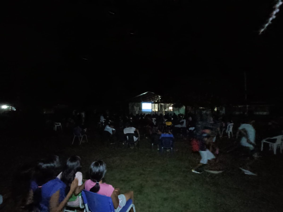 IdderV's tweet photo. El IdderVaupés y el Programa de Cultura con su líder de proceso @leandro_escultor y su grupo de apoyo lleva su actividad de 🎬Cine al Barrio a la Comunidad de San Javier.@gobernavaupes @IdderV @mincultura https://t.co/QYNRVUdwPL