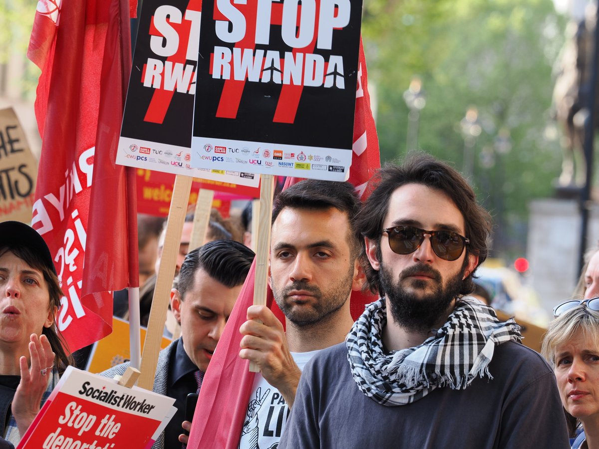 socialistworker's tweet image. A few snapshots from last night's #StopTheRaids #StopRwanda #RefugeesWelcome demo outside Downing Street organised by @AntiRacismDay @Care4Calais  @Corbyn__Project and others ✊🏼✊🏾✊🏿

Pictures: Richard Bayfield