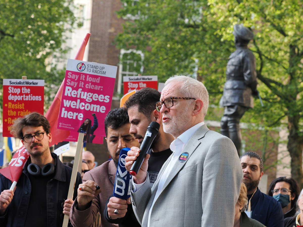 socialistworker's tweet image. A few snapshots from last night's #StopTheRaids #StopRwanda #RefugeesWelcome demo outside Downing Street organised by @AntiRacismDay @Care4Calais  @Corbyn__Project and others ✊🏼✊🏾✊🏿

Pictures: Richard Bayfield