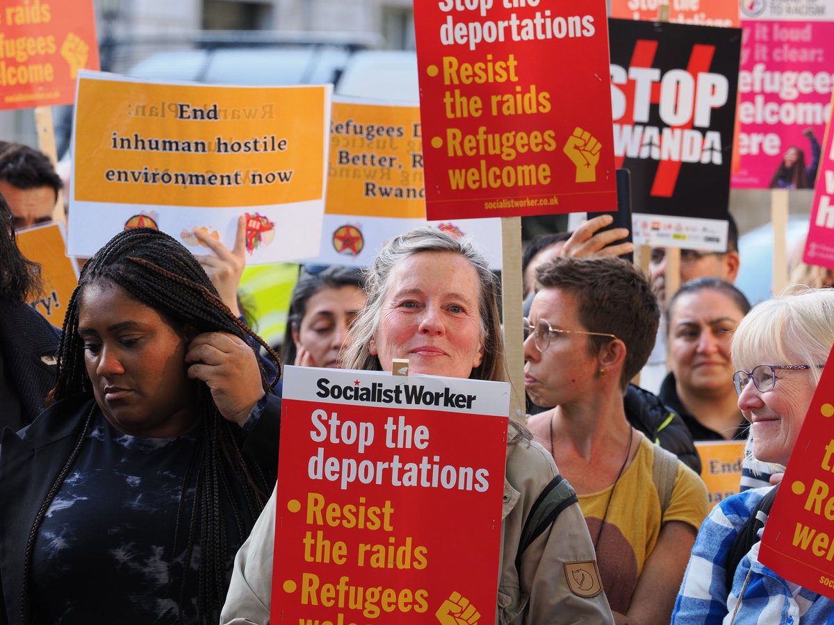 socialistworker's tweet image. A few snapshots from last night's #StopTheRaids #StopRwanda #RefugeesWelcome demo outside Downing Street organised by @AntiRacismDay @Care4Calais  @Corbyn__Project and others ✊🏼✊🏾✊🏿

Pictures: Richard Bayfield