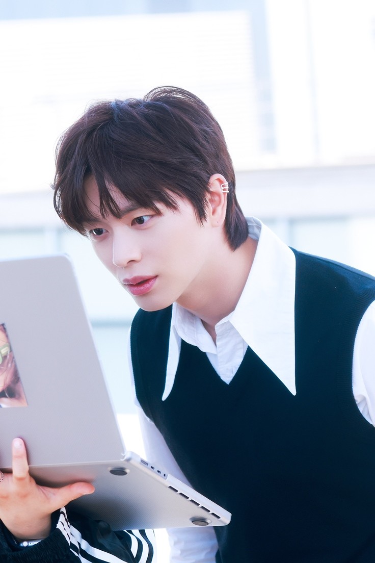 evaji_evaya's tweet photo. #육성재 (비투비) [EXHIBITION : Look Closely] 재킷 &amp; 'BE SOMEBODY' MV 촬영 현장
🔗https://t.co/MVr47Nw7xU https://t.co/5kezu9mnTS