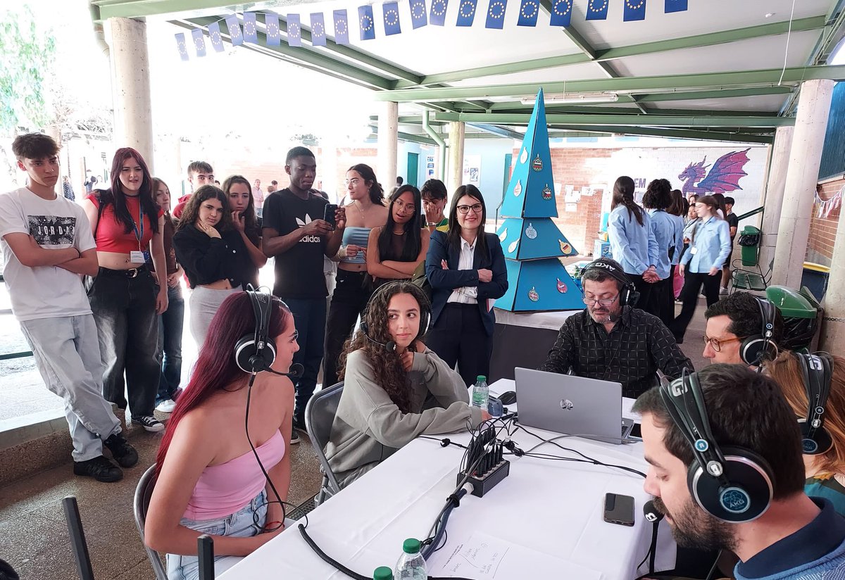 A l’IES Son Cladera i CIFP Juníper Serra de Palma celebren i descobreixen el Dia d’Europa 🇪🇺 

Hem sortit de l’estudi per conèixer el projecte acadèmic que han fet en motiu d’aquest acte! 

📡 En directe!