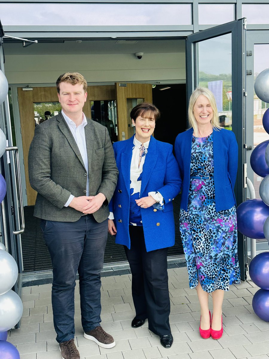 It was an amazing experience to visit @CarrigtwohillCC with Minister for Education, Norma Foley. The school forms part of the largest ever construction project funded by the Department of Education. Overall, the campus consists of two primary schools and a secondary school. 📚📖