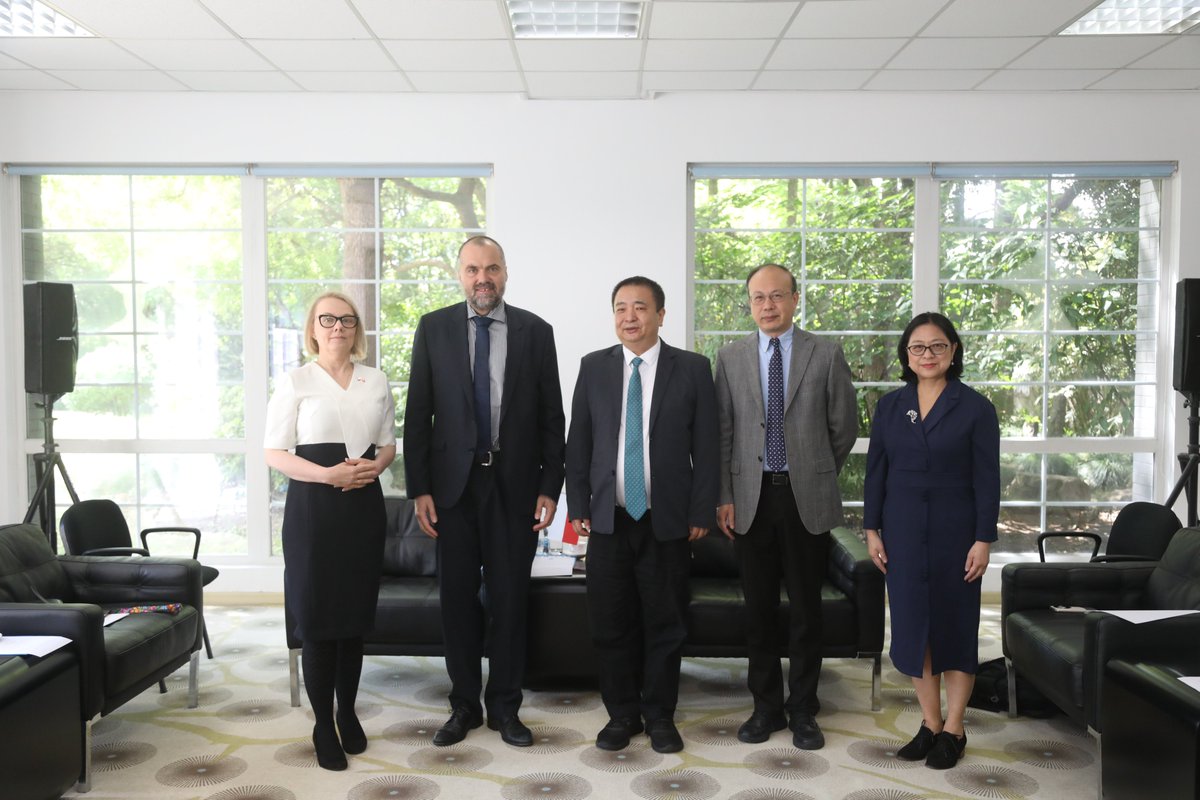 🤩Today, Ambassador of Poland to China Jakub Kumoch visited Fudan. He exchanged opinions with Fudan University President JIN Li on strengthening scientific and educational collaborations between Fudan University and Polish universities. #GlobalFudan #Education #StudyinChina