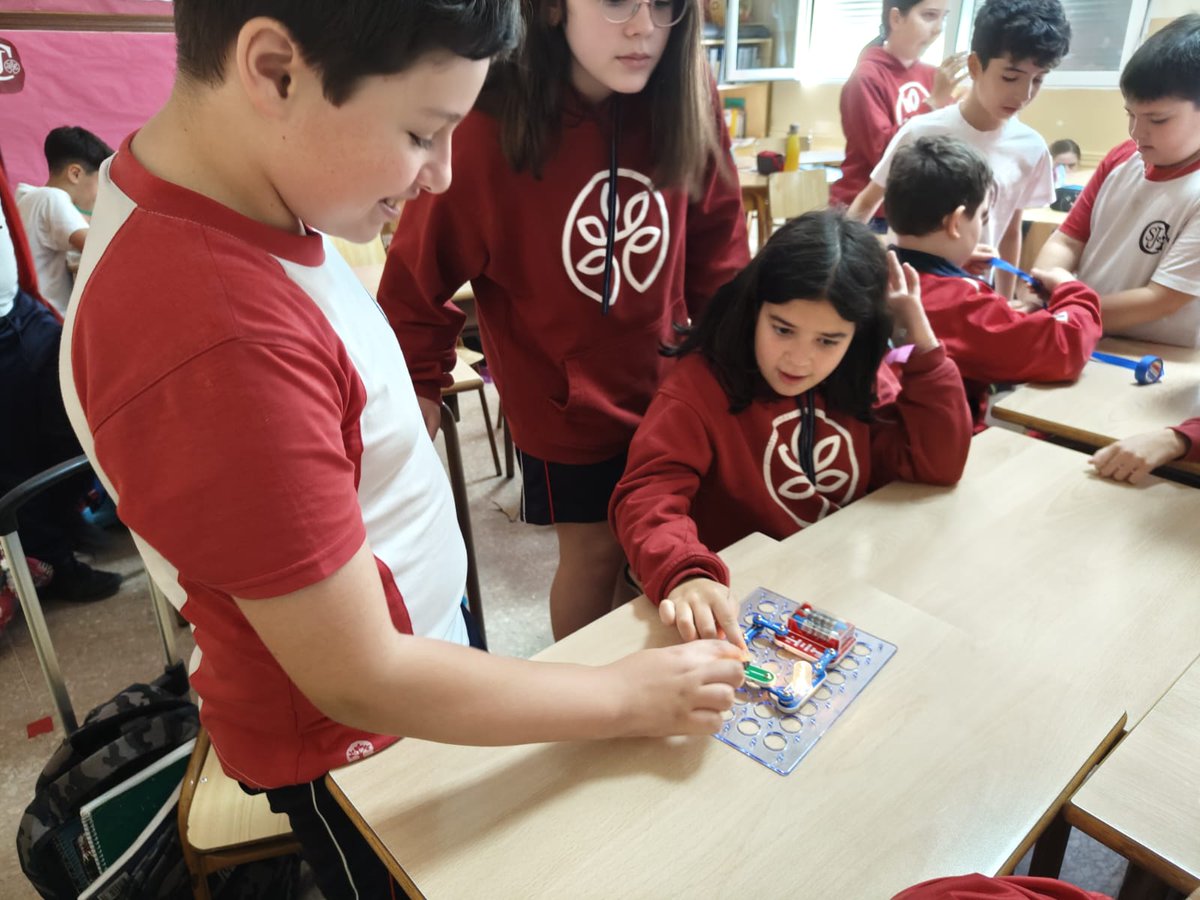 sjc_feye's tweet image. Today in Science, fifth grade students have dove into the world of electric circuits! 🌟 We have explored how electric current flows, assembling circuits to see the magic of electricity in action.⚡ #ElectricCircuits #Science #escucha #FEyE #colegiosFEyE @feye_enred