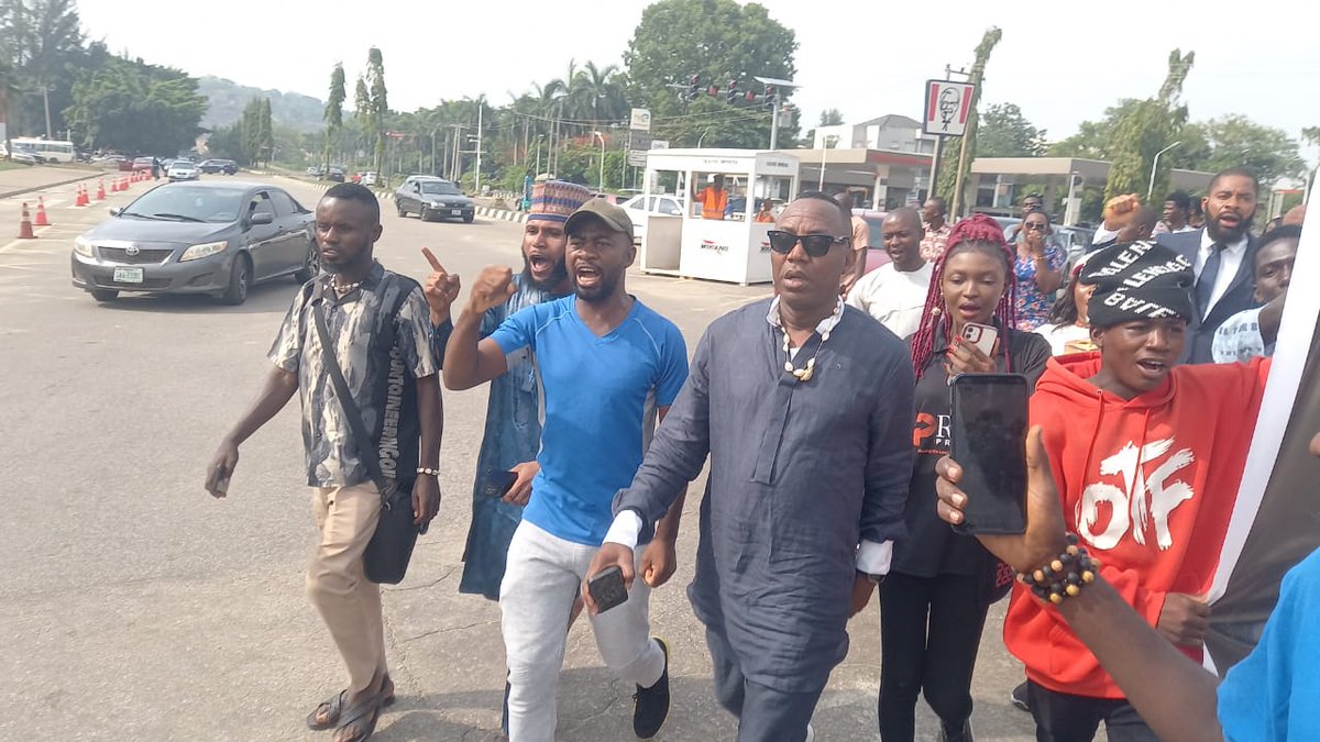 PHOTONEWS: CSOs, @YeleSowore Protest At Nigeria Police Headquarters In Abuja, Demand Immediate Release Of Detained @fijnigeria Journalist, Ojukwu | Sahara Reporters bit.ly/3Wugft6