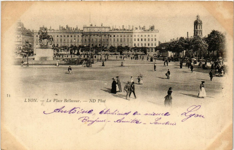 Lyon La Place Bellecour à #Lyon #CartePostaleAncienne 👉 cartorum.fr/carte-postale/…