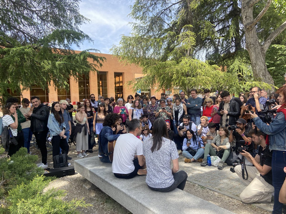 En @acampadamad de estudiantes de varias universidades de Madrid, con profesorado, hoy gente de la cultura apoyando su exigencia para que termine la masacre israelí en Gaza @SerranoIsmael, @vetustamorla, @Marwanmusica, @JuanDiegoBotto y más