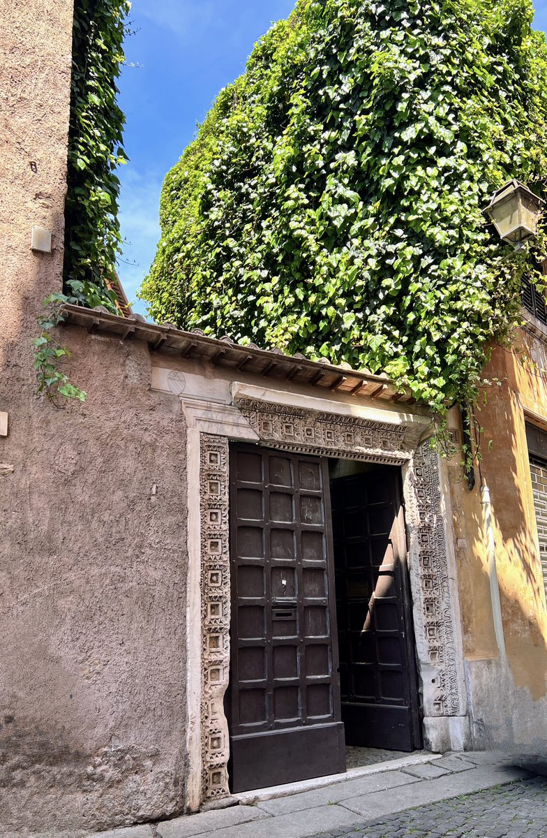 Angoli di #Roma L’ irresistibile (lo fotografo ogni volta che ci passo) portale composto da spolia in Via Margana