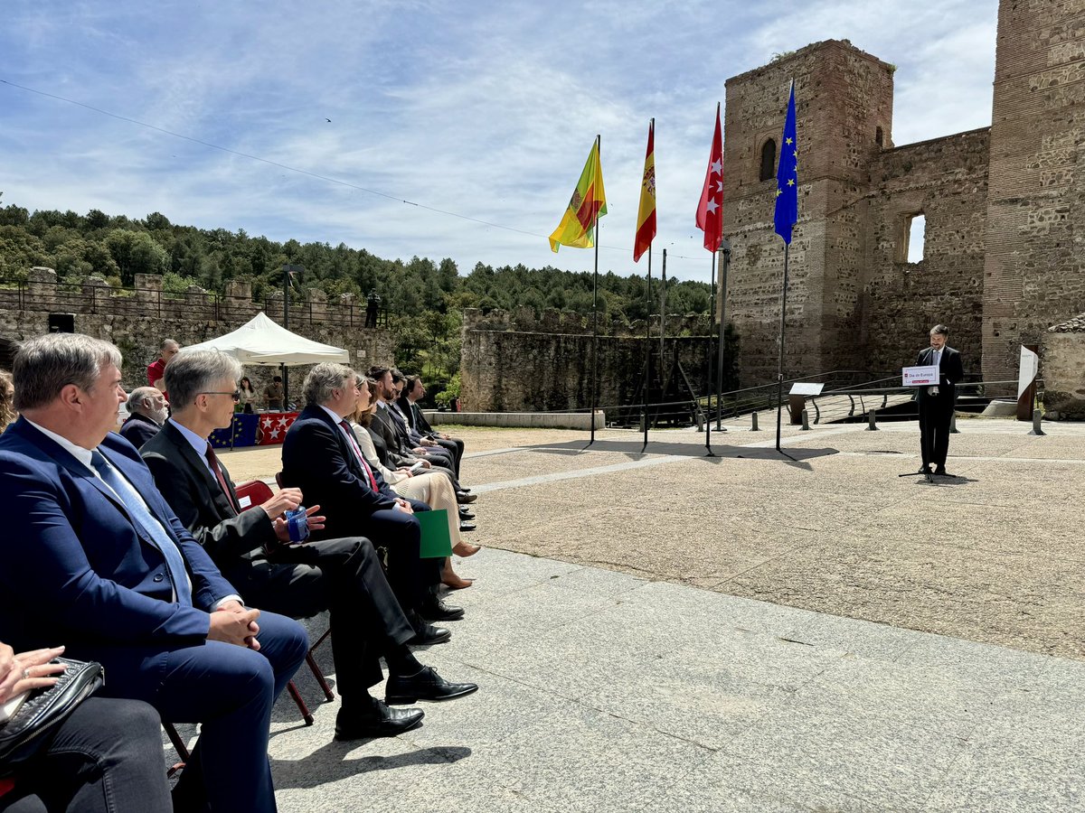 🇪🇺 La @ComunidadMadrid conmemora el #DíaDeEuropa con un acto de izado de la bandera europea en Buitrago del Lozoya. 🎶 La Orquesta de Cámara de la Sierra Norte ha interpretado el himno europeo. +Info: c.madrid/awjtf