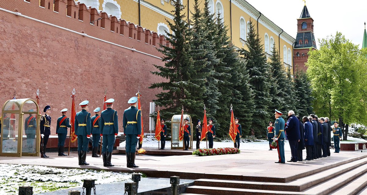 Acompañamos al Presidente @DiazCanelB en la ceremonia solemne de colocación de una ofrenda floral ante la Tumba del Soldado Desconocido.

Durante la Segunda Guerra Mundial, 27 millones de soviéticos murieron, de los cuales 13,7 millones eran civiles.

#DíazCanelEnRusia