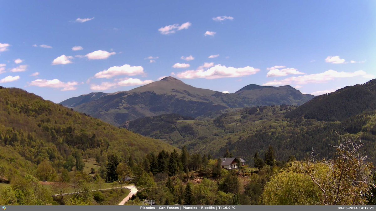 Dia molt assolellat en conjunts al llarg del Pirineu ☀️ amb el permís d'alguns núvols mitjans 🌤️ Així ho veiem des de les càmeres d'Àreu, Camprodon, La Seu i Planoles 📸 ▶️app.projecte4estacions.com