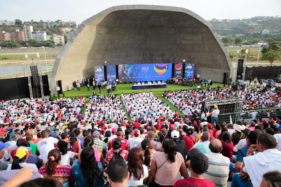 La Alcaldesa de Ccs, A/J @gestionperfecta, acompañó a nuestro Pdte. @NicolasMaduro, en el lanzamiento de la Gran Misión Abuelos y Abuelas de la Patria, para garantizar la atención integral a los adultos mayores #NicoEsUnDuro #9May #oriele #sergetti #PRELEMI #Perletti