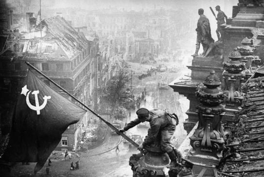 Saludamos el 79 aniversario de la capitulación de la Alemania Nazi ante las tropas soviéticas en Berlín que puso fin a la II Guerra Mundial. La humanidad tiene una deuda eterna con el gran pueblo ruso🇷🇺 y los héroes soviéticos de la contienda, principales artífices de la victoria