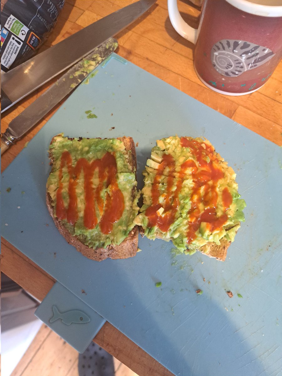 Easy to make✅️ healthy✅️ cost effective✅️ - avocado on toast, sprinkle of sea salt & lemon juice + sriracha on top to give it a zing! #HealthyEating #lunch #nutrition #type1diabetes #EatWellBeeWell