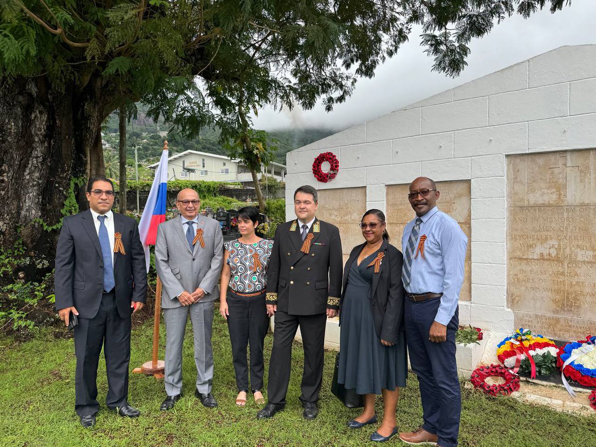 On 9 May, a wreath-laying ceremony organised by the 🇷🇺 Russian Embassy took place at the Cenotaph in Victoria, 🇸🇨 Seychelles, on the occasion of Victory Day.

#VictoryDay #LestWeForget #Victory79 #VDay79 #May9

t.me/RusEmbSey/1017 

@mfa_russia @MID_RF