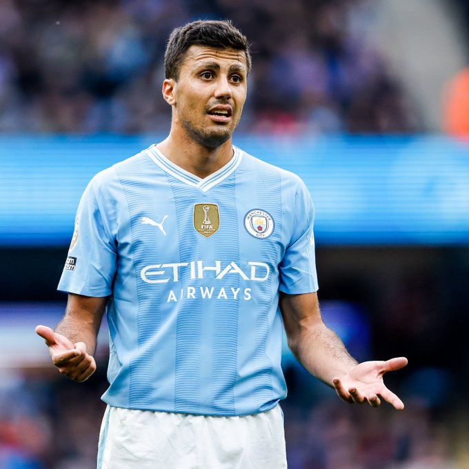 Rodri in the Premier League this season 🎯 Most accurate passes 📈 Most final third entries ⚽️ 16 goal involvements 💪 Unbeaten He's the only player with: ◉ 20+ shots on target ◉ 20+ chances created ◉ 20+ aerial duels won Yet not nominated for Player Of The Season. 🤷‍♂️🙃