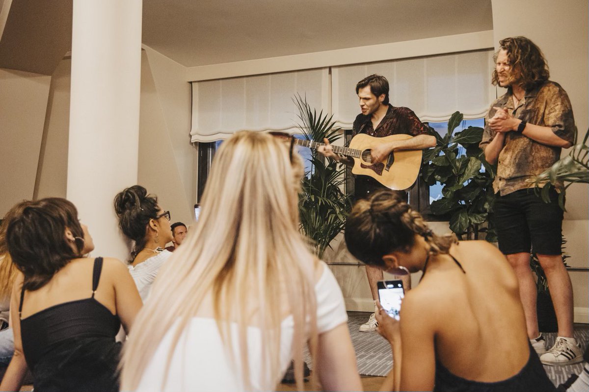 Last week in Berlin the bromance was bromancing @joshsavagemusic @sofarsounds 🤝 🖤 📸 Alex Steffens