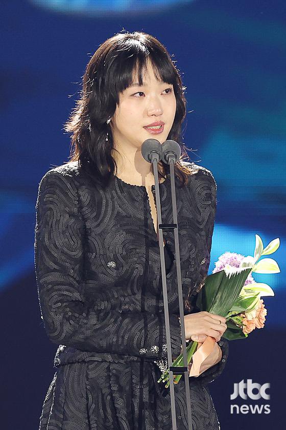 ⭐️ จากรายงานของ JTBC ได้เปิดเผยเรื่องราวของการตัดสินรางวัลนักแสดงหญิงยอดเยี่ยมสาขาภาพยนตร์ Baeksang Arts Awards ครั้งที่ 60 #คิมโกอึน ได้รับการตัดสินอย่างรวดเร็วอย่างเป็นเอกฉันท์ใน 30 วินาที โดยกรรมการคิมซอนอา กล่าวว่า “ #Exhuma เป็นภาพยนตร์ที่ทำให้ฉันอยากไปโรงหนัง”…