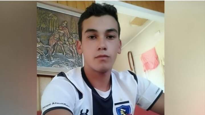 EnAlertaTv's tweet photo. LA PDI DETUVO, TRAS UN ALLANAMIENTO,  A UN ESTRECHO COLABORADOR DE LA RML Y QUE HABRÍA TENIDO PARTICIPACIÓN EN LA QUEMA DE 3 INMUEBLES,  EL ROBO DE 2 VEHÍCULOS Y EL ASESINATO DE MOISÉS ORELLANA, JOVEN DE 21 AÑOS, HECHO OCURRIDO EN SEPTIEMBRE DE 2020 EN LLONCAO, COMUNA DE CAÑETE. https://t.co/fOcHgVE0sk