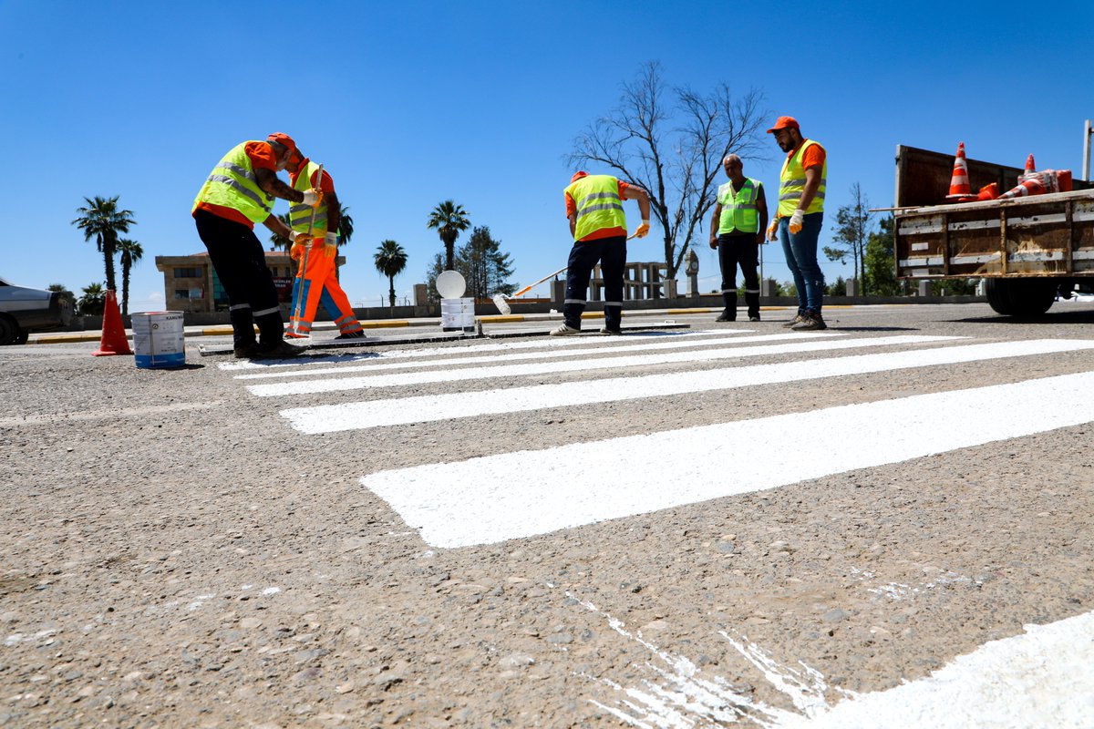 ⛔️ Yollarda trafik güvenliğinin sağlanması amacıyla şerit ve çizgi boyama çalışmaları devam ediyor.🚸