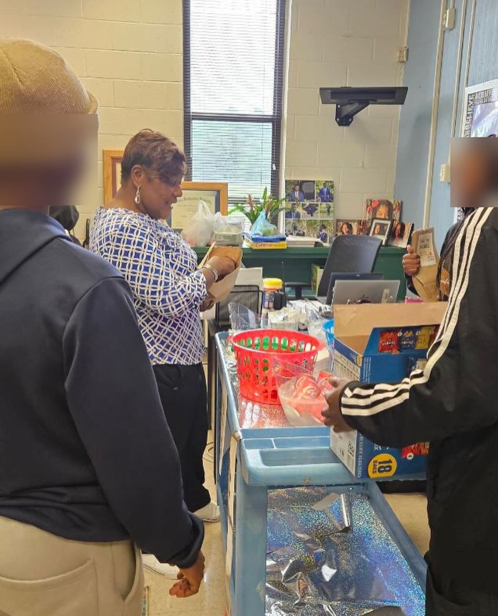 The Student Ambassadors at Raven and Aspire Academies in @RockHillSchools organized their first teacher appreciation snack cart as a @theleaderinme student leadership team. Great things are happening in Rock Hill, SC! @chad_d_smith @RhondaRRhodes