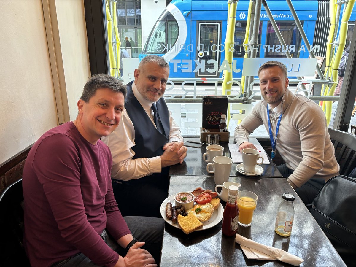 My day stated this morning at Grand central kitchen with Oli and ⁦@barriehodge81⁩ talking all things Steps to work ⁦@Intercity_UK⁩ ⁦@StBasilsCharity⁩ The region, business and the third sector- ⁦@grandcentralkit⁩ ⁦@StepsToWork⁩ - Really productive 👍🏻