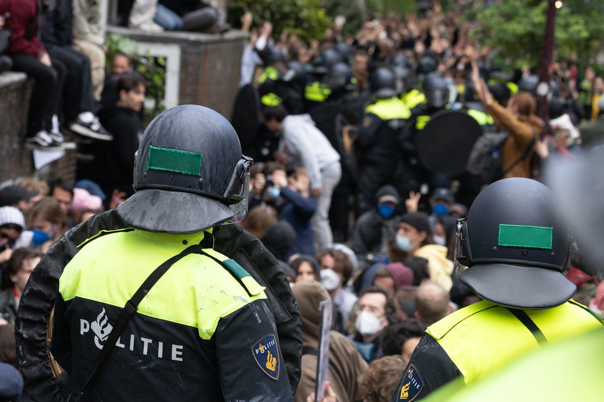 Politie's tweet image. Met 5 agenten gewond, 36 aanhoudingen en veel vernielingen heeft #studentenprotest grenzen overschreden, stelt Amsterdamse #politiechef Frank Paauw @POL_Amsterdam . &apos;Dit waren niet alleen maar studenten die vanuit hun ideologie hun punt wilden maken.&apos; nporadio1.nl/uitzendingen/s…