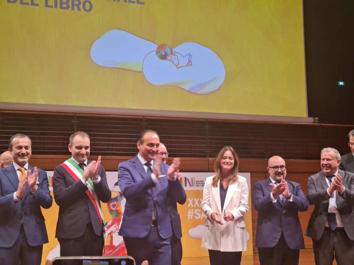 Oggi ho partecipato all'inaugurazione del Salone del libro di Torino, di cui ho gradito tantissimo il motto 'Vita immaginaria', perché la lettura di un libro ti apre altre vite e ogni libro è una nuova vita che ciascuno di noi può vivere e sulla quale può fantasticare.