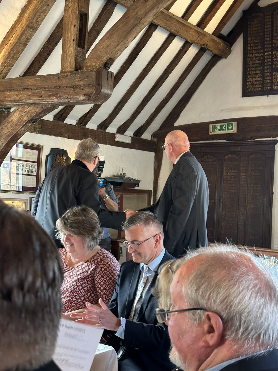 Thank you Vaughan Blake for all his work as the Mayor of Alcester. Vaughan ended his year with kind donations to his charities @HELPINGHANDSLWK and @KiBcharity before handing the baton to the new Mayor Mike Bowe . @stratfordcfc #stratfordct #stratfordcivic #eveshamtowncouncil