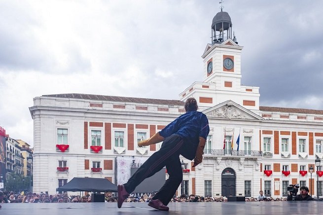Madrid en Danza convierte la Puerta de Sol en un gran estudio de baile al aire libre docenotas.com/173315/madrid-… #madridendanza #puertadelsol #danzaalairelibre