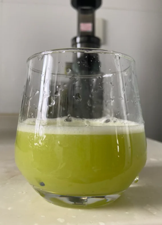 RodaneCarloo's tweet image. Get up early and have a glass of cucumber and apple juice together