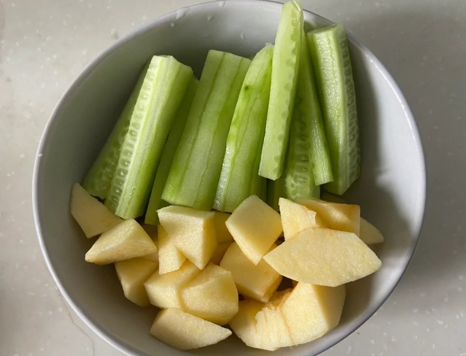 RodaneCarloo's tweet image. Get up early and have a glass of cucumber and apple juice together