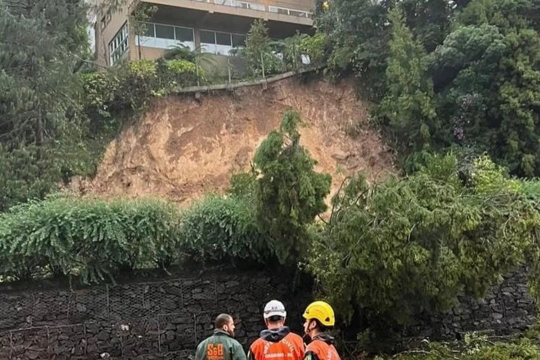 🚨 O Brasil está vivendo um dos piores eventos climáticos de sua história. 👍 Follow @yourplanet.earth for more  🙏 Turn on notifications for future updates #YourPlanetEarth #ClimateCrisis