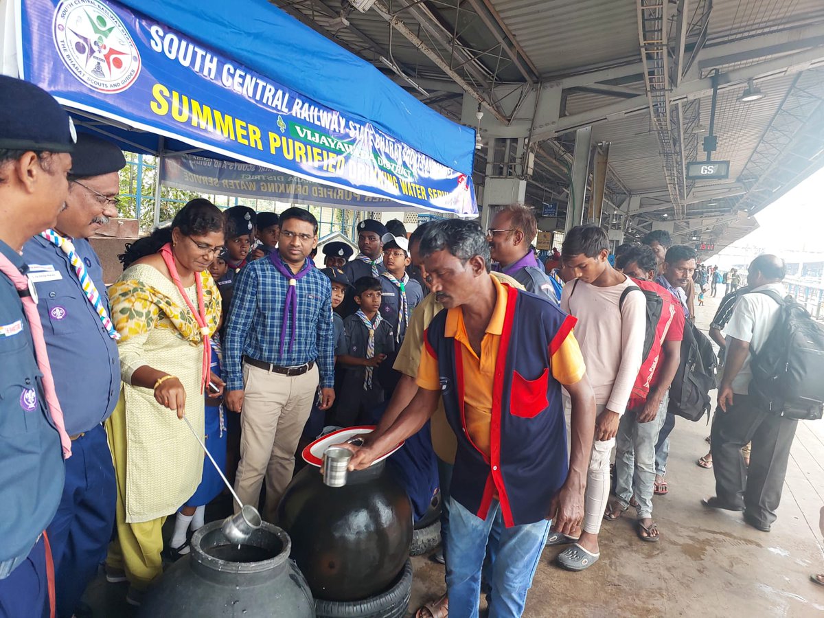 'Water kiosk services launched at #VijayawadaRailwayStation Passengers can now quench their thirst with clean drinking water at the newly launched kiosk on PF-1. kudos to our Scouts & Guides for taking the initiation @SCRailwayIndia #WaterKiosk #CleanDrinkingWater @RailMinIndia