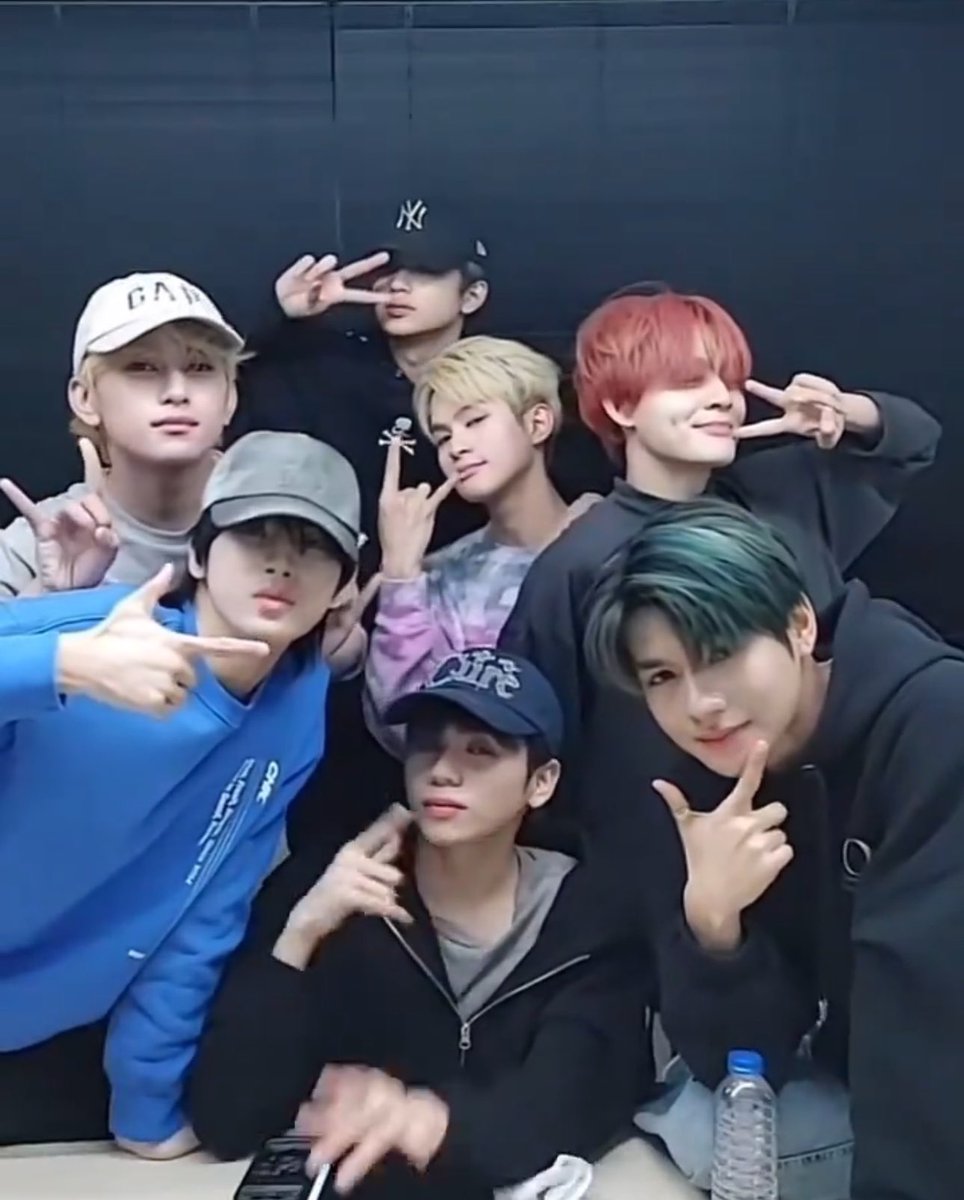 We believe in you 100%. One day you will achieve the success that you deserve. When one thing fall apart, bigger and much better things are coming. We will be with you in every step of the way. Sending hugs to you and my fellow Anchors 🫶🏻⚓️💙🩷💚🧡💜❤️💛 #HORI7ON #호라이즌