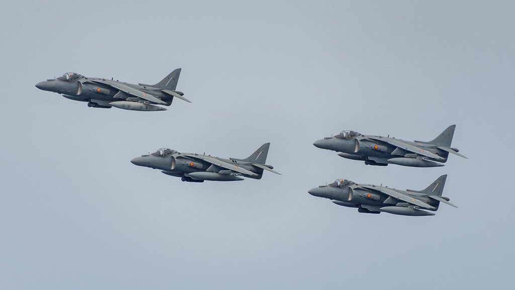 The plot thickens 🛡️ Aiming for a high-value target deep within Spanish territory, 🌪️ Harriers launch from the heart of the Mediterranean. As soon as they leave the decks of ⚓️ Juan Carlos I, the alarms sound in the Combined Air Operations Centre located in Torrejón 🇪🇸. In a
