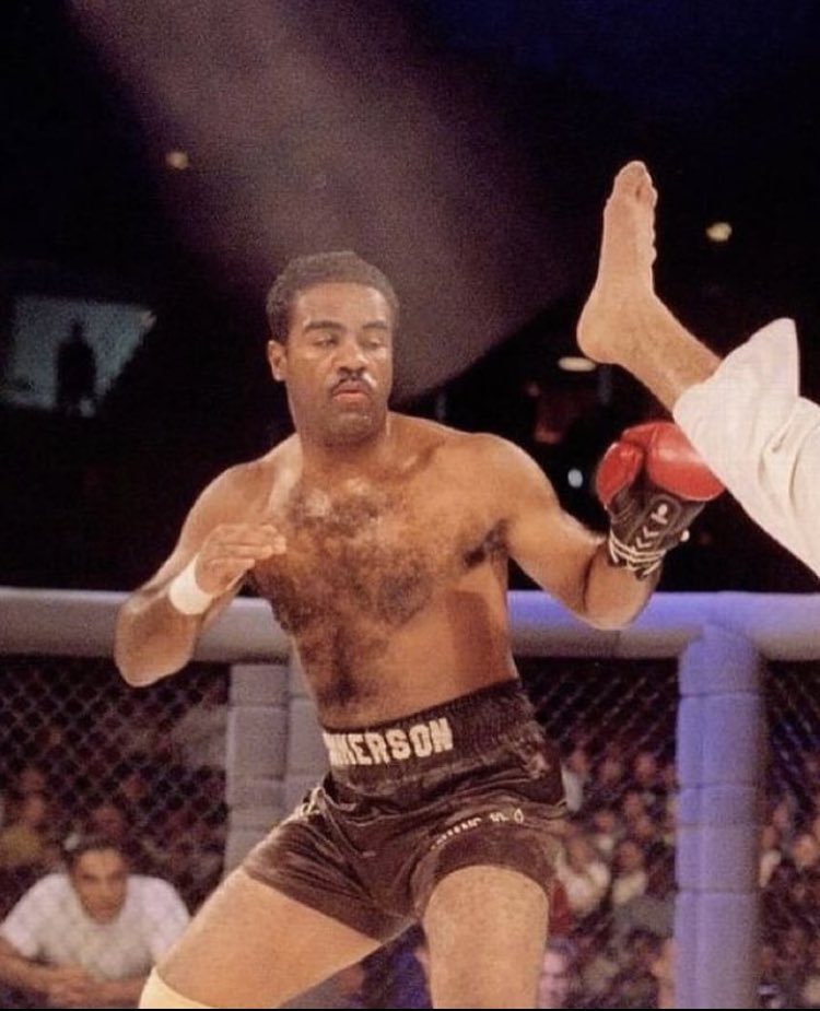 V šedesáti letech zemřel Art Jimmerson - Boxer, kterej se na UFC 1 utkal s Roycem Graciem.

Nebyl si jistej, jestli chce jít s rukavicema, nebo bez nich.. Tak si vzal jenom jednu😅