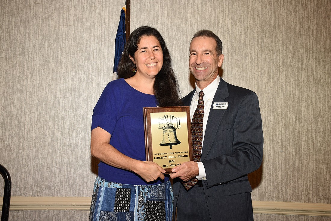 Celebrating #TeacherAppreciationWeek with a shoutout to Jill Mullins from West Riverside Elementary! 🎨👩‍🏫 Awarded the 2024 Liberty Bell Award for her dedication to law education through art. 🏆 @JaxDailyRecord with the full story: ow.ly/56Ba50RANrX #ThankATeacher 🙌