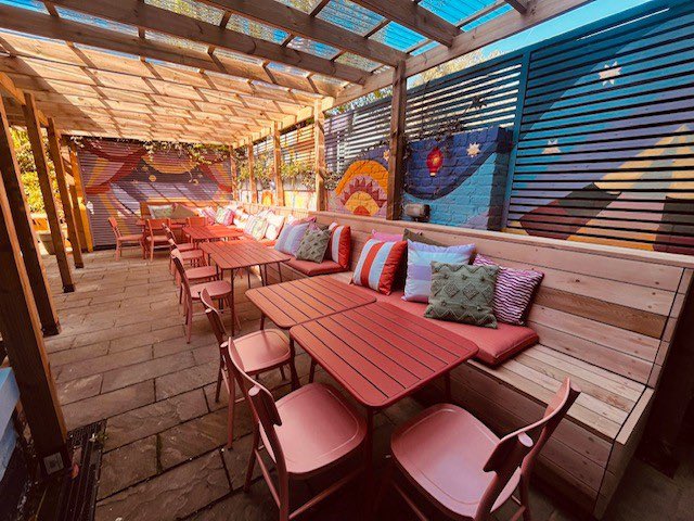 Our garden just got a summer upgrade ☀️😎🌸 Whether it’s heating up or there’s a sprinkle, join us for tasty pints, pre-show dinners, and epic live music. Your ultimate summer vibe awaits! 🍻🎶 #breadandrosespub #breadandrosestheatre #clapham