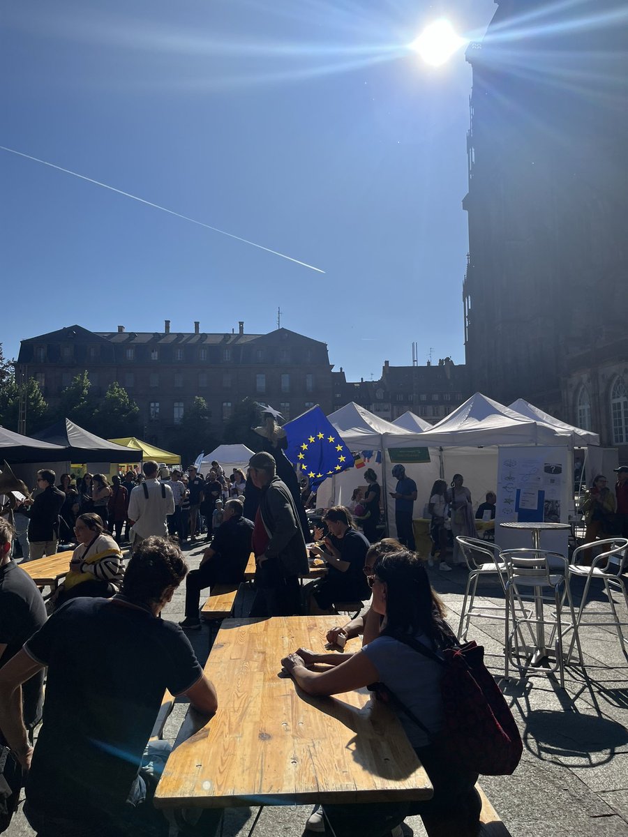 Journée de l’Europe à Strasbourg avec les jeunes de Unser Land 🇪🇺🇲🇨 L’Europe des territoires avec @ETE_2024 #elsass #Alsace #Europe