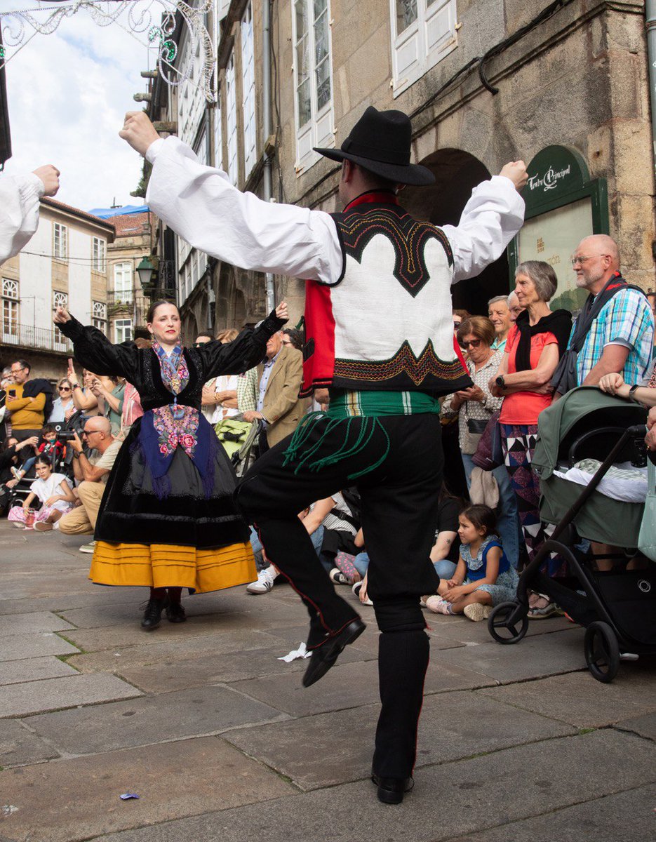 📸 Velaquí tedes unhas fantásticas imaxes da actuación de <a href="/cantigaseagarim/">Cantigas e Agarimos</a> desta tarde no #Toural, cita enmarcada nas #FestasdaAscensión! 👏 Unha marabilla podermos gozar do mellor da nosa tradición nos nosos espazos públicos! 🤩