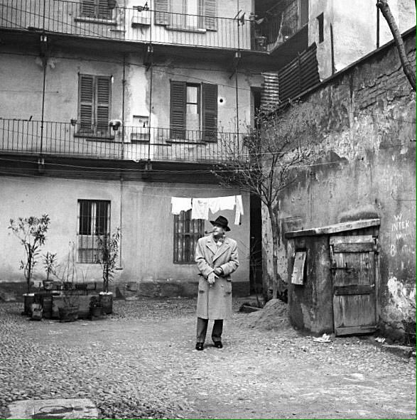 Quando Georges Simenon venne a Milano in cerca di ispirazione per i suoi romanzi polizieschi.
Passeggio' nella zona dei Navigli, Vicolo delle Lavandaie, Darsena e Ticinese.