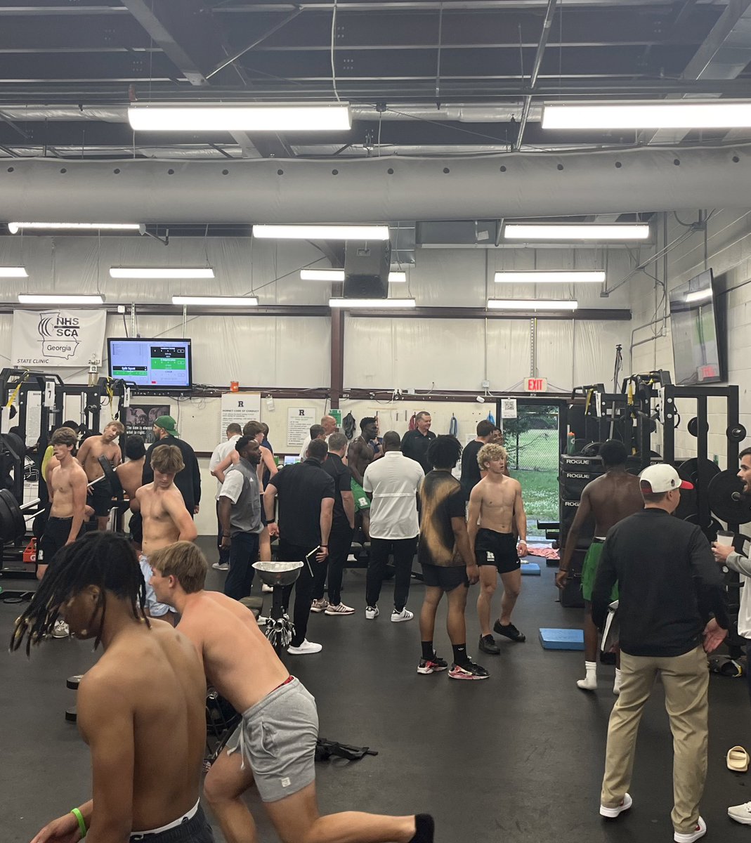 4th period weights today 🔥🔥🔥 22 college coaches coming through to check out @RoswellHornetFB @GeorgiaFootball @GTFootball @GSAthletics_FB all in the house!!!