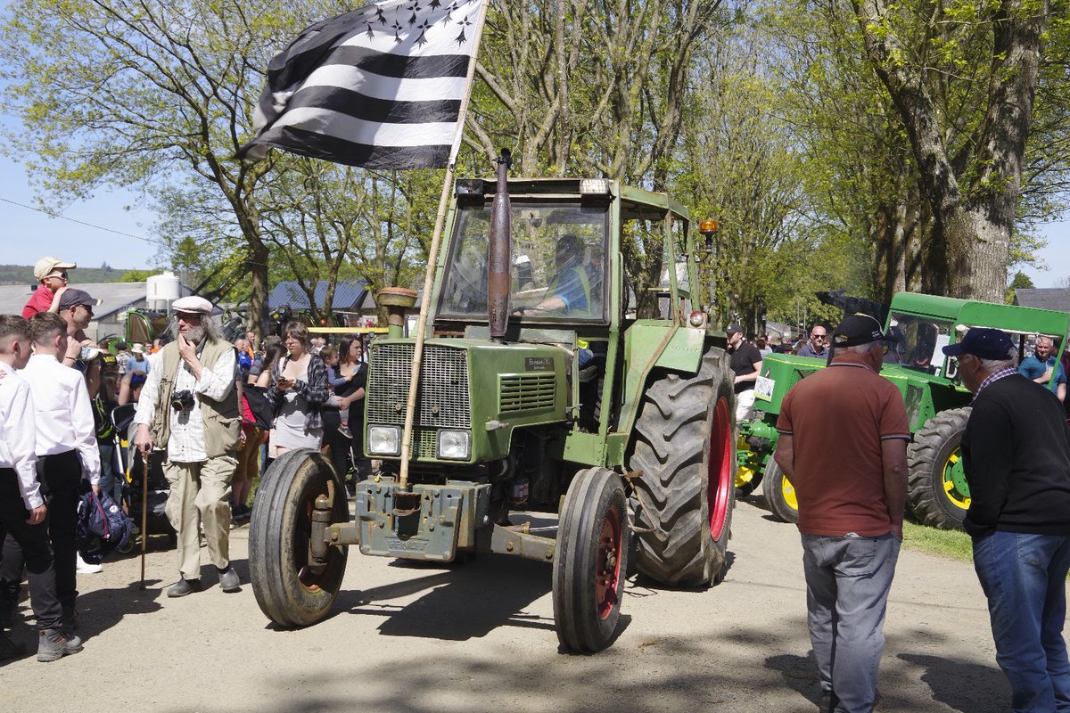 Mel_Thomin's tweet photo. ☀️ Fête du #Nivot sous le soleil à #Lopérec
🚜 Dans le parc de l'école rencontre avec de nombreux acteurs du monde agricole
🌾🐄 En plein débat du #PLOA à l'@AssembleeNat, une occasion d'échanger sur les combats pour la formation, la transmission & la défense du foncier agricole https://t.co/22AJI25ZaI