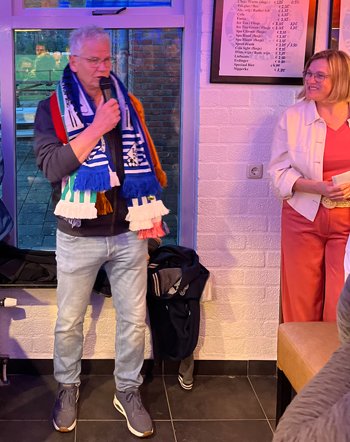 Kees Mollen stopt na imposante trainerscarrière. Ca. 250 aanwezigen vormde handenklappend een erehaag voor nestor in het amateurvoetbal.
amateurvoetbaleindhoven.nl/erehaag-voor-k…