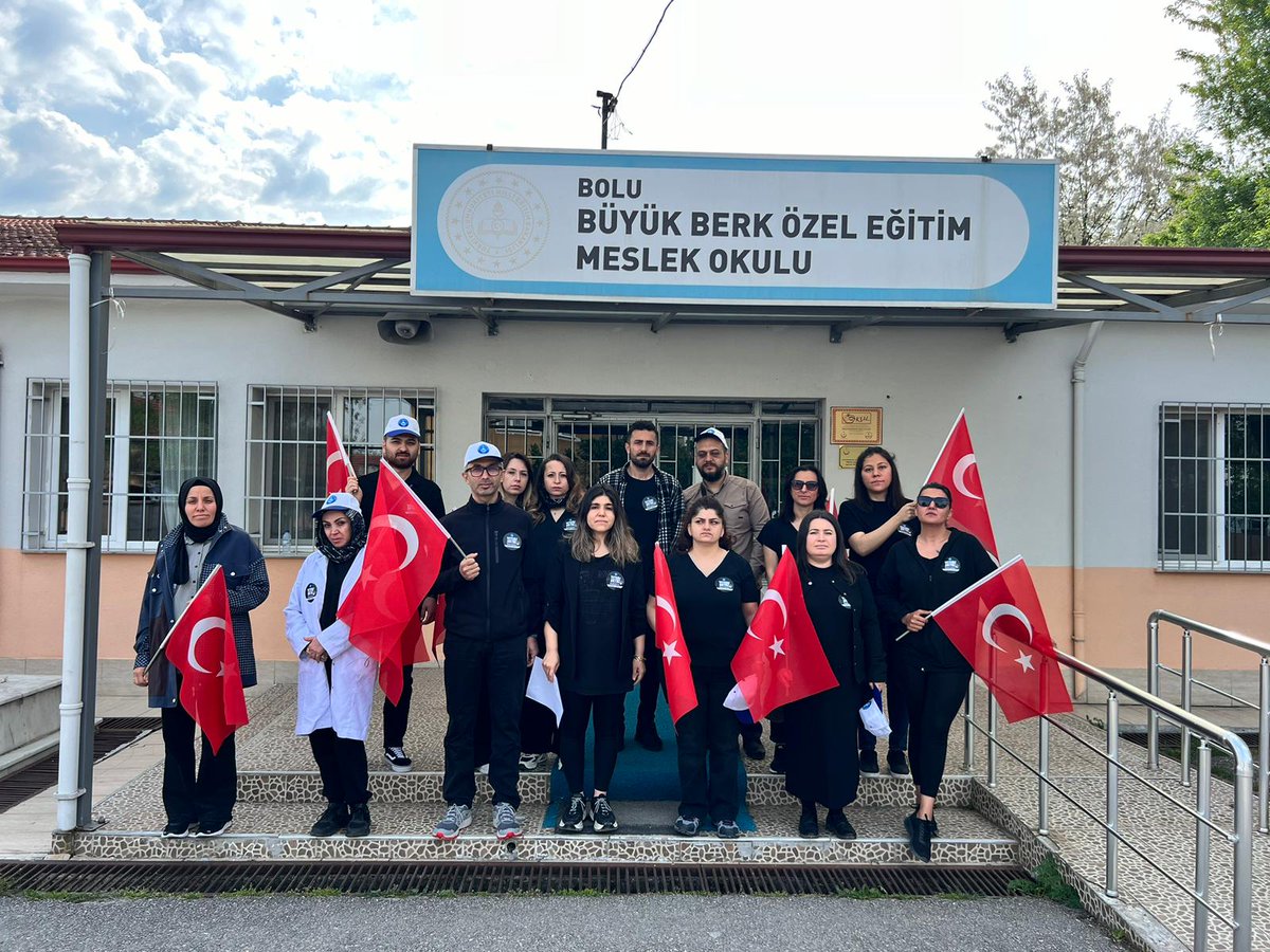 Olci14's tweet photo. Yarın okuldaki tüm üye arkadaşlarımızla iş bırakıyoruz inşallah gerekli yasa yönetmelikler çıkarılır öğretmen sahipsiz kalmaz. #ÖğretmenTekYürek https://t.co/pXNdOdGzja